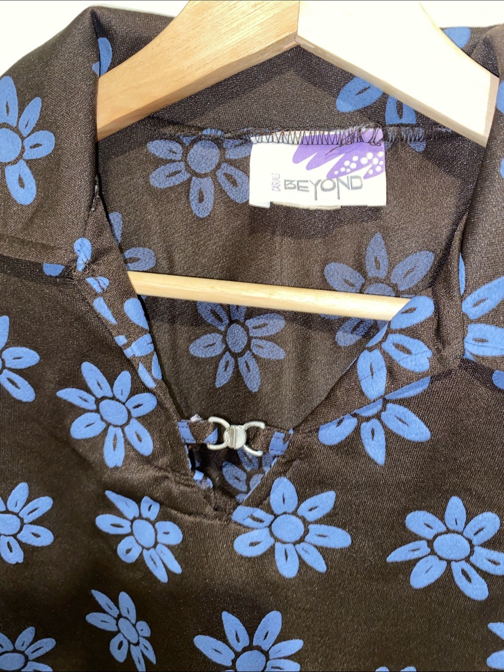 BEYOND Vintage Brown Top with Blue Daisy Print - Picture 2 of 4